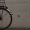 Fahrrad an eine Betonwand gelehnt