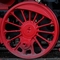 rot angestrichene Räder einer Lokomotive
