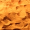Spuren im von einem Feuer beschienenen Sand