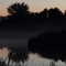 Bodennebel über einem Gewässer in Morgendämmerung