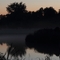 Bodennebel über einem Gewässer in Morgendämmerung