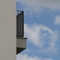 Seitenfassade eines Wohnhauses, Balkone vor Wolkenkulisse