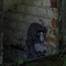 Wandmalerei: kleines Wesen schaut aus einem Eingang