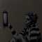 Stencil: Frau in gestreifter Kleidung mit Spraydose