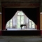 Klaviergestell auf einer Bühne, Vorhang