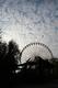 Riesenrad vor Wolkenhimmel, Flugzeug