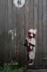Stencil an einer Holztür: kleiner Junge mit Spraydosen