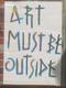 Schriftzug "Art must be outside" auf einem Poster